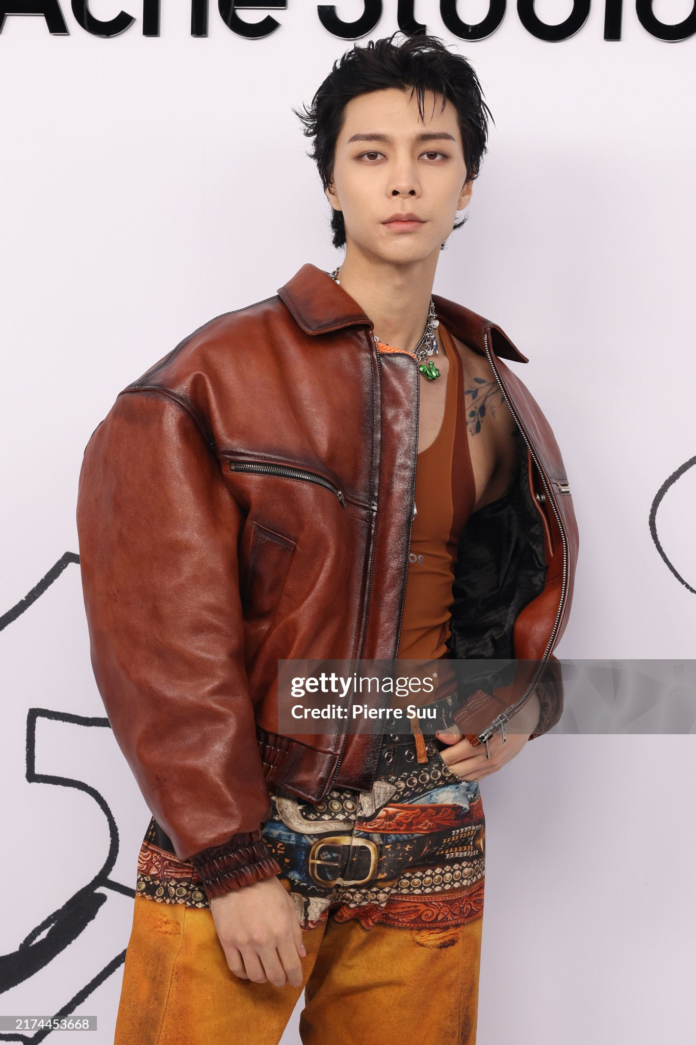 Vẻ phóng khoáng, quyến rũ của nam idol qua ống kính Getty Images.