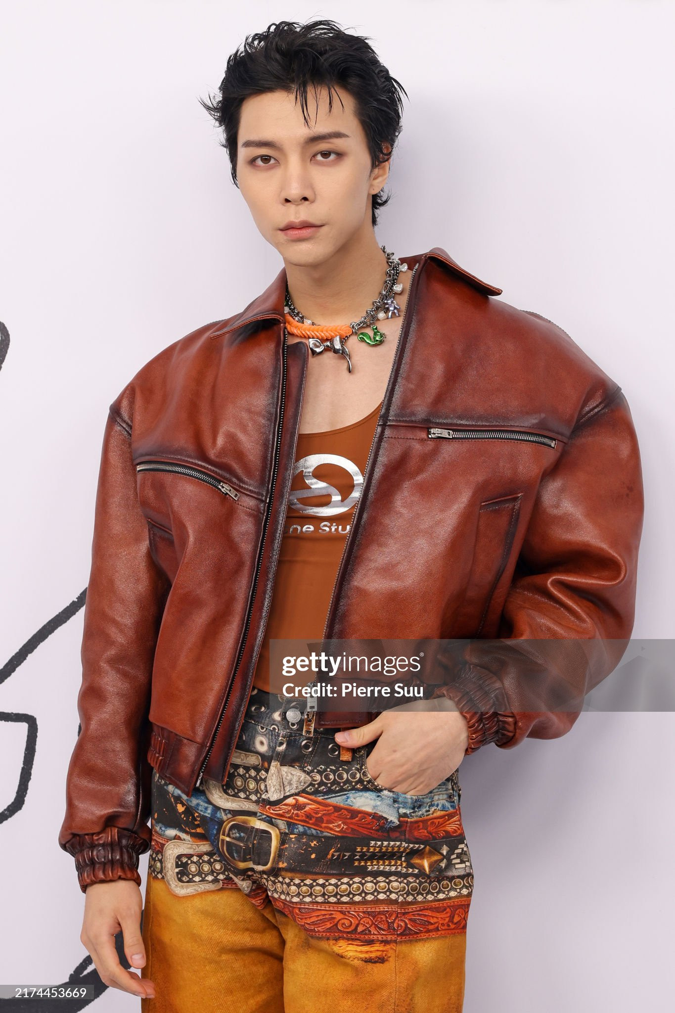 Johnny NCT lăng xê các thiết kế được giới thiệu trong BST Spring Summer 2025 Menswear.