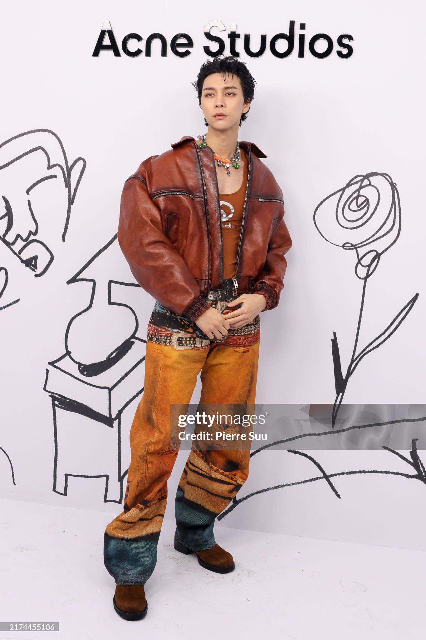 Johnny NCT lăng xê các thiết kế được giới thiệu trong BST Spring Summer 2025 Menswear.