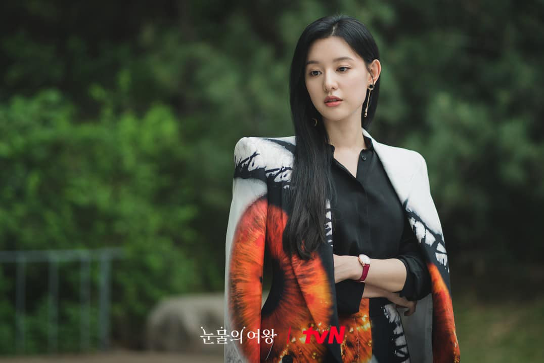 Hong Hae In khi quyền lực với vai trò là người thừa kế, khi hóa nàng thơ.