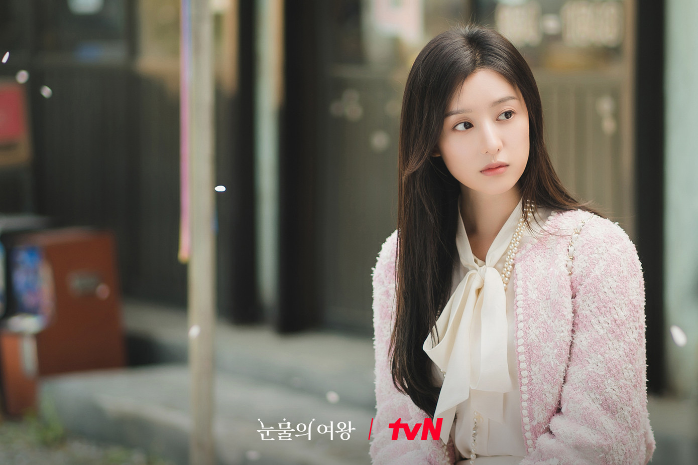 Hong Hae In khi quyền lực với vai trò là người thừa kế, khi hóa nàng thơ.