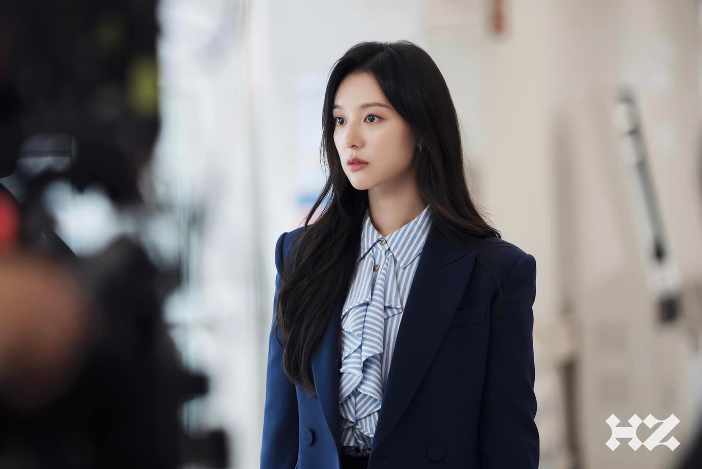 Cùng "dát" hàng hiệu, bí quyết nào giúp Kim Ji Won (Queen of Tears) áp đảo Bạch Lộc? ảnh 7 Cùng "dát" hàng hiệu, bí quyết nào giúp Kim Ji Won (Queen of Tears) áp đảo Bạch Lộc? ảnh 7