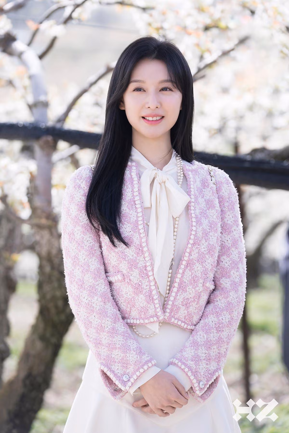 Những phân cảnh hẹn hò, yêu đương, Hong Hae In dịu dàng trong các thiết kế màu sắc pastel nữ tính. Cô hóa thành nàng thơ Dior, Chanel với vẻ dịu dàng thu hút.