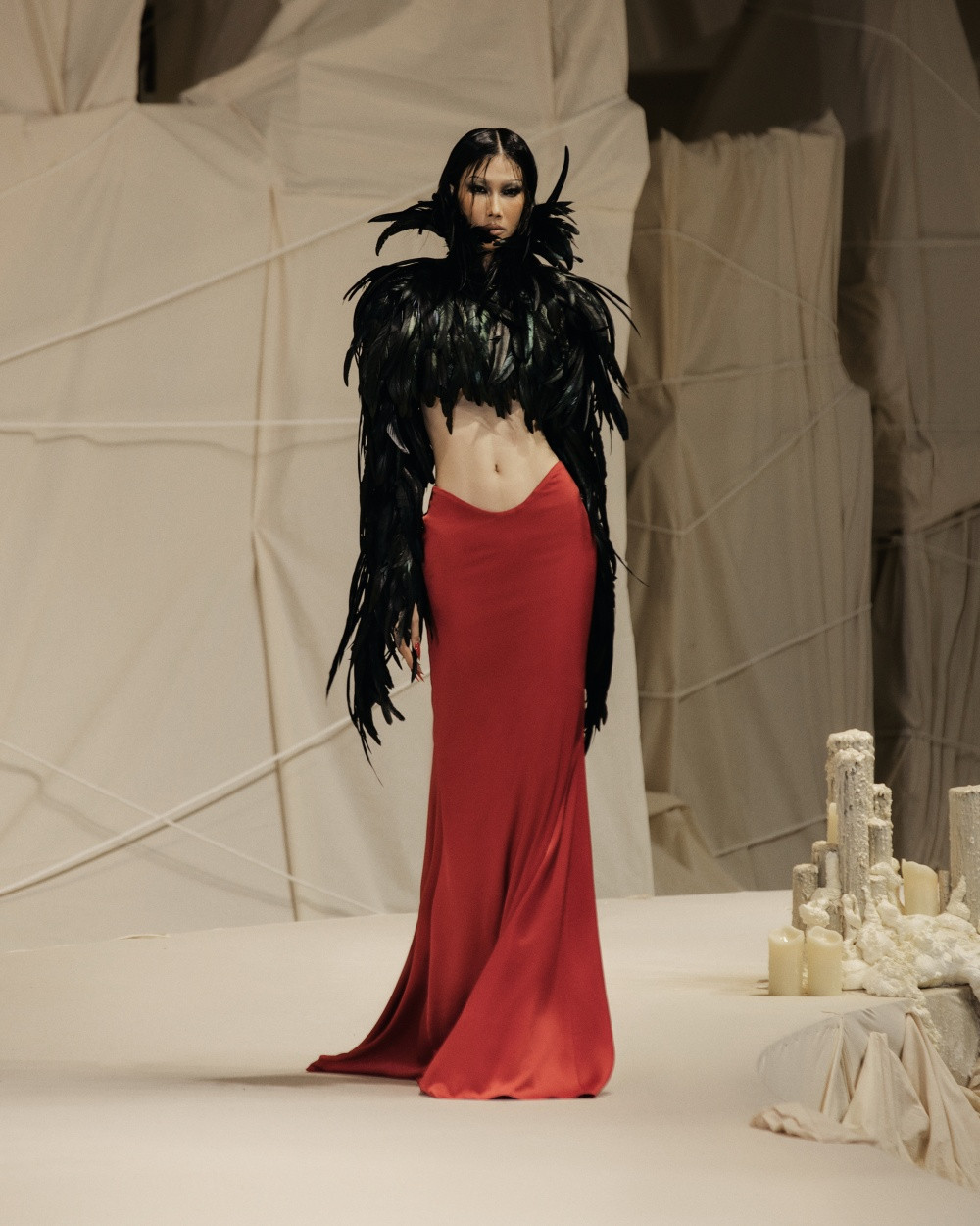 Mẫu thiết kế mẫu áo lông dáng crop-top xuất hiện trong MV New Woman đến từ BST INCOMPARABLE - VÔ SONG của nhà mốt L SEOUL vừa được &quot;trình làng&quot; vào tháng 5.