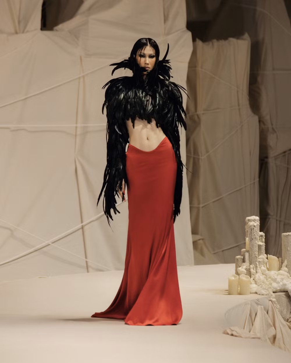 Mẫu thiết kế mẫu áo lông dáng crop-top xuất hiện trong MV New Woman đến từ BST INCOMPARABLE - VÔ SONG của nhà mốt L SEOUL vừa được "trình làng" vào tháng 5.