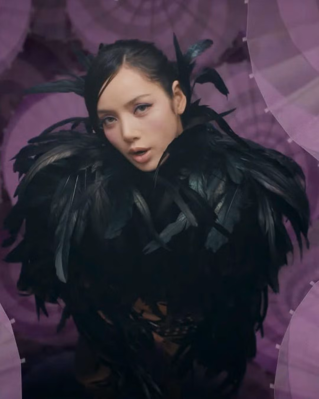 Mẫu thiết kế mẫu áo lông dáng crop-top xuất hiện trong MV New Woman đến từ BST INCOMPARABLE - VÔ SONG của nhà mốt L SEOUL vừa được "trình làng" vào tháng 5.