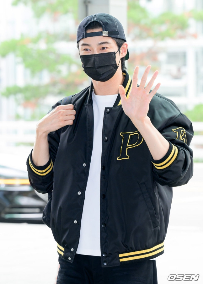 Các fan cho rằng Byeon Woo Seok không đáng bị chỉ trích và cư dân mạng cần bao dung với đội bảo an. Vì thời gian gần đây, anh liên tục bị sasaeng fan (fan cuồng quá khích) đeo bám. Các fan cho rằng Byeon Woo Seok không đáng bị chỉ trích và cư dân mạng cần bao dung với đội bảo an. Vì thời gian gần đây, anh liên tục bị sasaeng fan (fan cuồng quá khích) đeo bám.