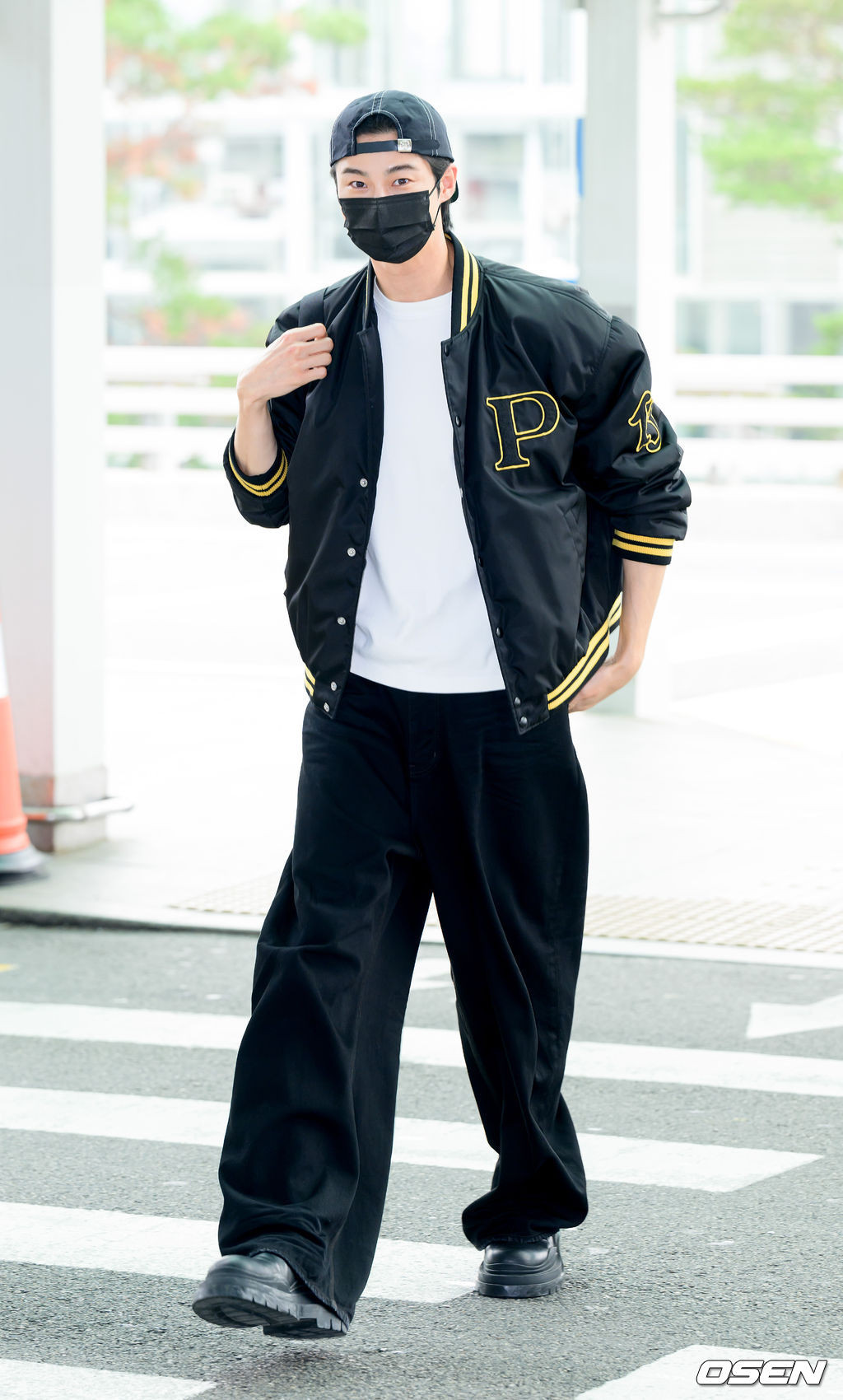 Các fan cho rằng Byeon Woo Seok không đáng bị chỉ trích và cư dân mạng cần bao dung với đội bảo an. Vì thời gian gần đây, anh liên tục bị sasaeng fan (fan cuồng quá khích) đeo bám. Các fan cho rằng Byeon Woo Seok không đáng bị chỉ trích và cư dân mạng cần bao dung với đội bảo an. Vì thời gian gần đây, anh liên tục bị sasaeng fan (fan cuồng quá khích) đeo bám.