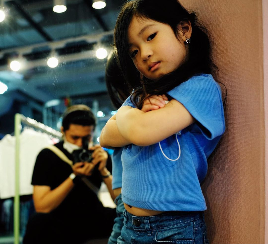 Thiên An qua góc nhìn của bố Kiên Ứng. Hai bố con có mối quan hệ thân thiết, "anh tài" thường là người đứng đằng sau những khung hình "cực nghệ" của con gái trên mạng xã hội. Thiên An qua góc nhìn của bố Kiên Ứng. Hai bố con có mối quan hệ thân thiết, "anh tài" thường là người đứng đằng sau những khung hình "cực nghệ" của con gái trên mạng xã hội.