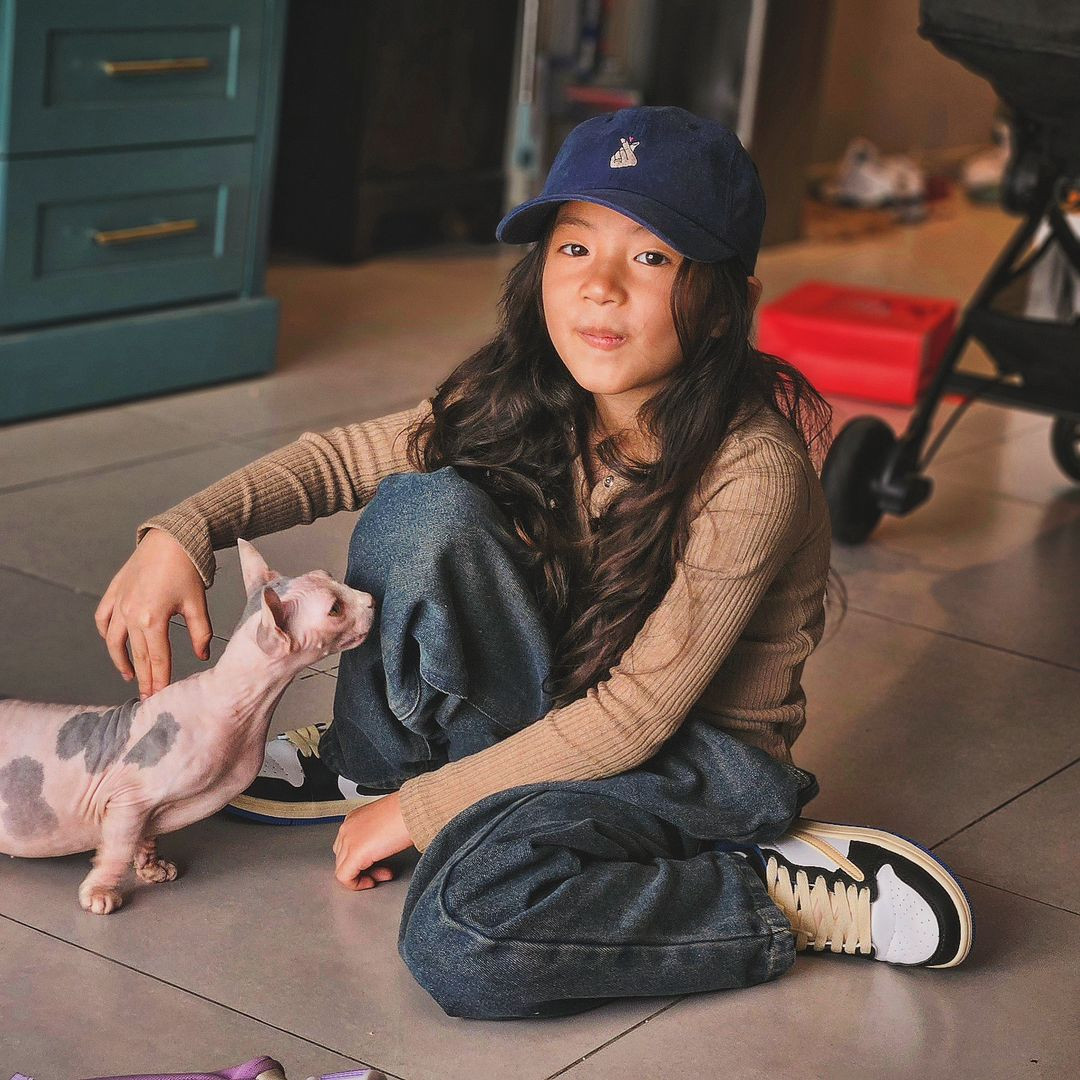 Chloe khoe khả năng mix & match khéo léo trong trang phục thường ngày. Cô bé ưa chuộng các thiết kế thoải mái, mang hơi hướng bụi bặm, cá tính. Chloe khoe khả năng mix & match khéo léo trong trang phục thường ngày. Cô bé ưa chuộng các thiết kế thoải mái, mang hơi hướng bụi bặm, cá tính.