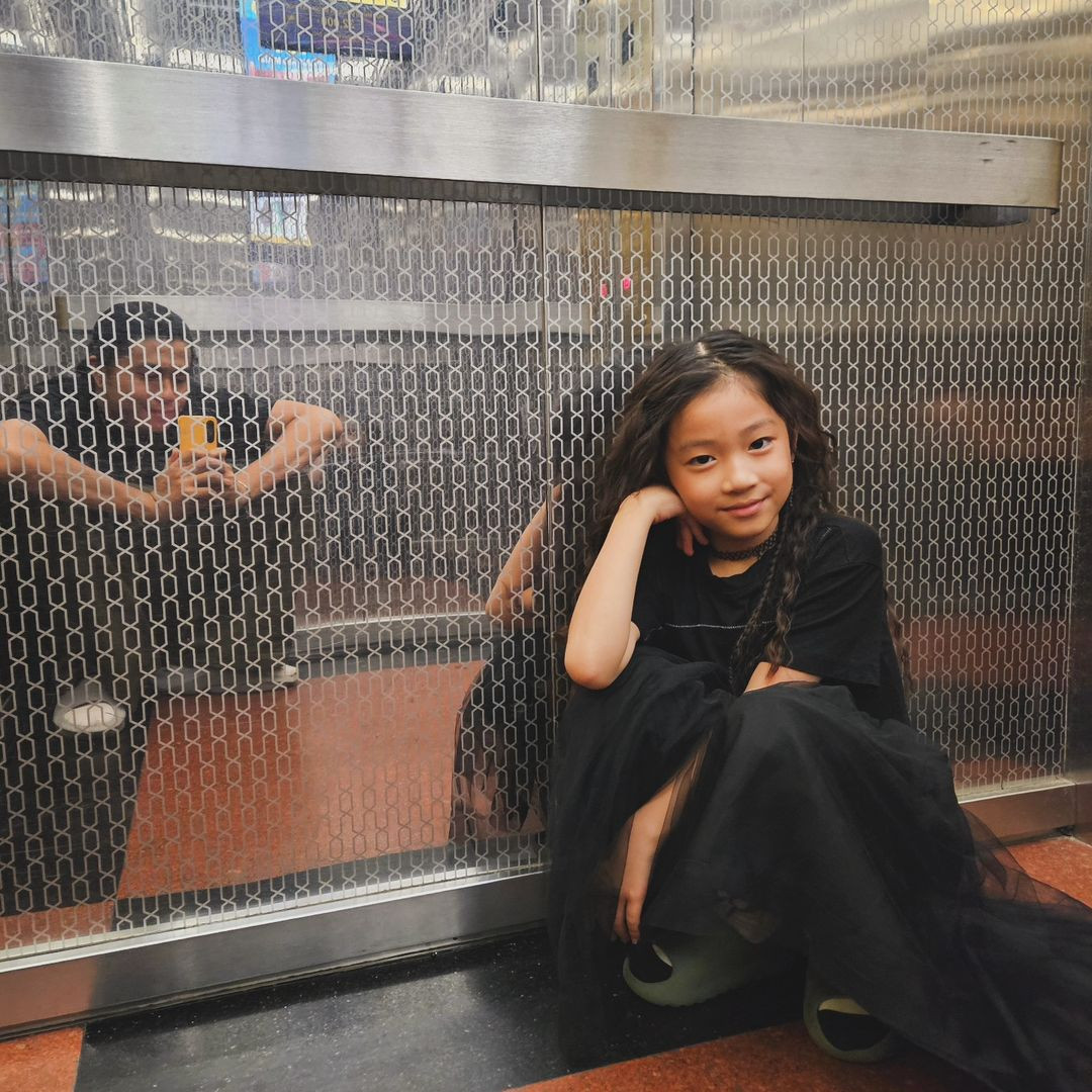 Thiên An qua góc nhìn của bố Kiên Ứng. Hai bố con có mối quan hệ thân thiết, "anh tài" thường là người đứng đằng sau những khung hình "cực nghệ" của con gái trên mạng xã hội. Thiên An qua góc nhìn của bố Kiên Ứng. Hai bố con có mối quan hệ thân thiết, "anh tài" thường là người đứng đằng sau những khung hình "cực nghệ" của con gái trên mạng xã hội.