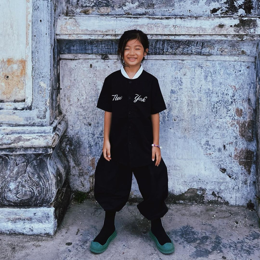 Chloe khoe khả năng mix & match khéo léo trong trang phục thường ngày. Cô bé ưa chuộng các thiết kế thoải mái, mang hơi hướng bụi bặm, cá tính. Chloe khoe khả năng mix & match khéo léo trong trang phục thường ngày. Cô bé ưa chuộng các thiết kế thoải mái, mang hơi hướng bụi bặm, cá tính.