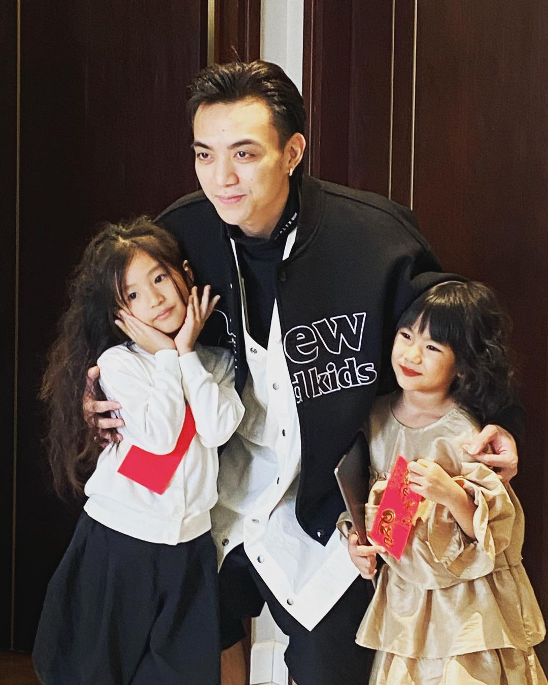 Có bố là đạo diễn nổi tiếng, Thiên An được gặp gỡ nhiều sao V-Biz từ khi còn bé. Có bố là đạo diễn nổi tiếng, Thiên An được gặp gỡ nhiều sao V-Biz từ khi còn bé.