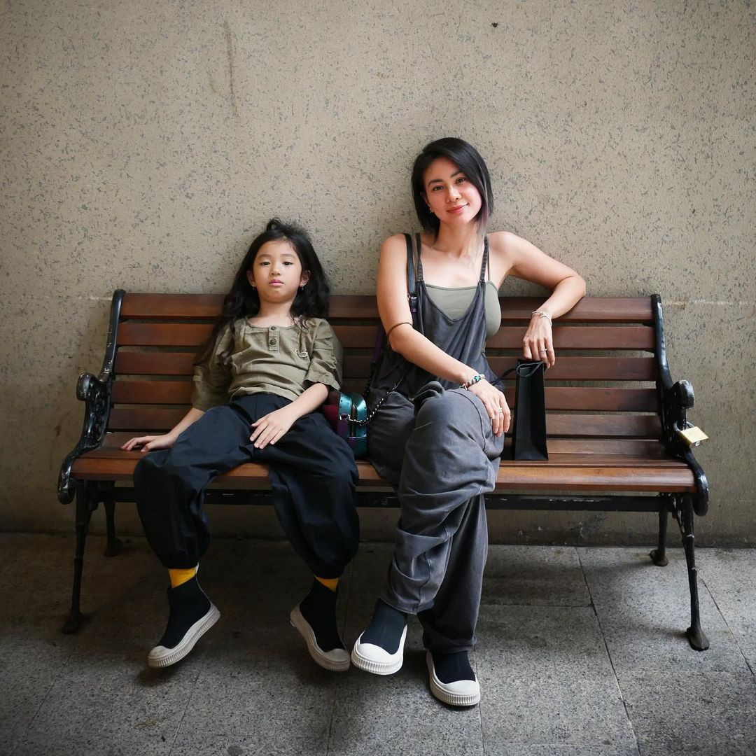 Chloe khoe khả năng mix & match khéo léo trong trang phục thường ngày. Cô bé ưa chuộng các thiết kế thoải mái, mang hơi hướng bụi bặm, cá tính. Chloe khoe khả năng mix & match khéo léo trong trang phục thường ngày. Cô bé ưa chuộng các thiết kế thoải mái, mang hơi hướng bụi bặm, cá tính.