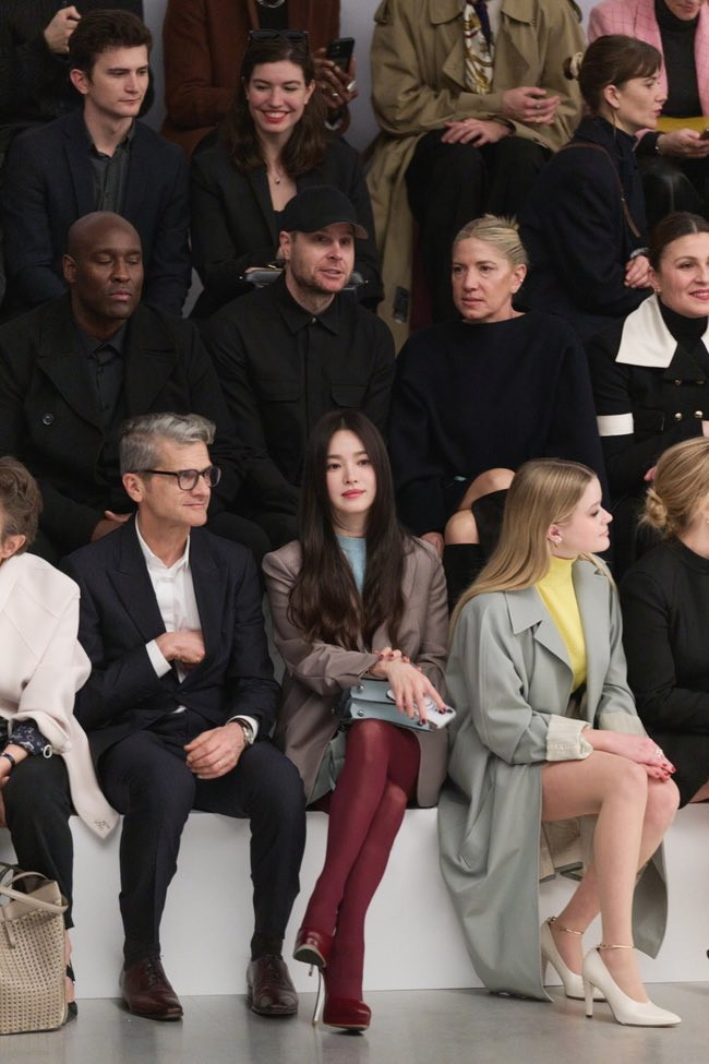 Mỹ nhân xứ Hàn đẹp hút mắt trên hàng ghế đầu của show diễn.