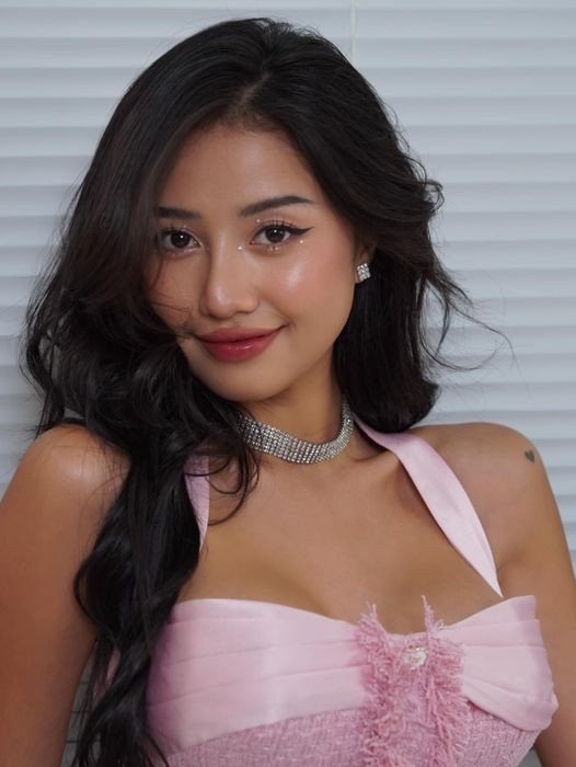 Trịnh Thảo ưa chuộng lối trang điểm sắc sảo, ấn tượng.