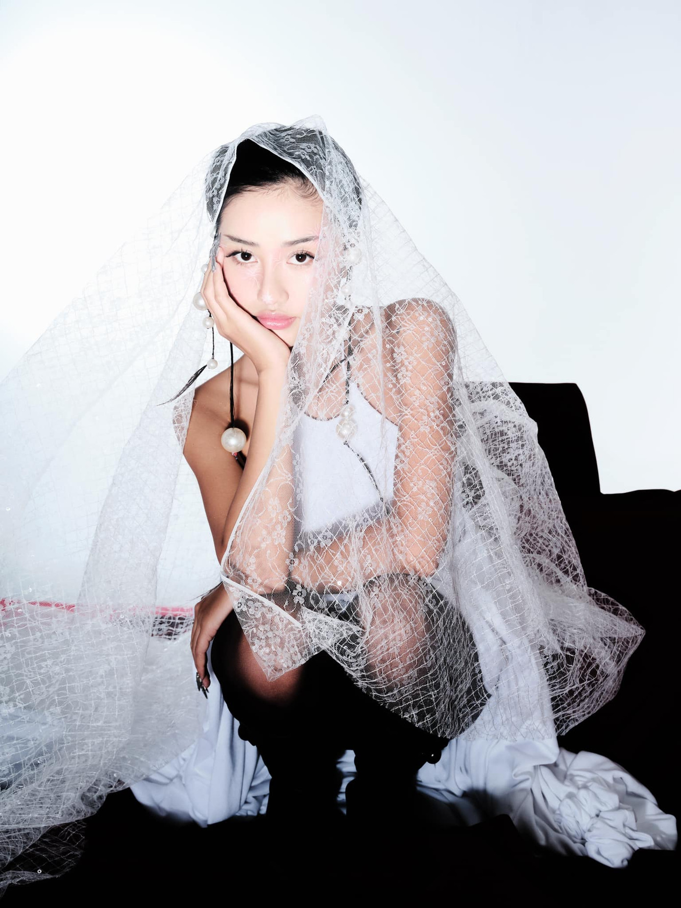 Outfit trẻ trung thường ngày, mang hơi hướng Y2K của Trịnh Thảo. Cô thường chọn các tông màu trung tính, tôn lên nước da rám nắng. Nữ diễn viên tạo điểm nhấn với chất liệu ren, bèo nhún, denim đa dạng cùng cách phối phụ kiện sáng tạo.