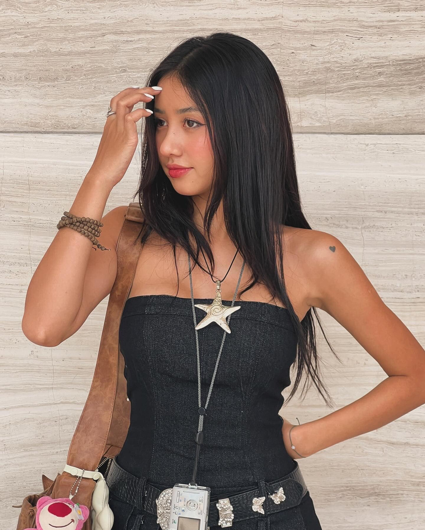 Outfit trẻ trung thường ngày, mang hơi hướng Y2K của Trịnh Thảo. Cô thường chọn các tông màu trung tính, tôn lên nước da rám nắng. Nữ diễn viên tạo điểm nhấn với chất liệu ren, bèo nhún, denim đa dạng cùng cách phối phụ kiện sáng tạo.