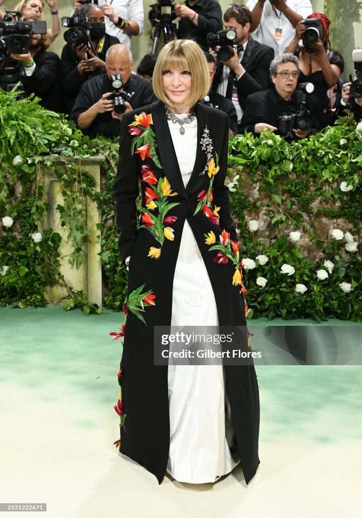 Anna Wintour cùng dàn co-host Chris Hemsworth, Zendaya, Jennifer Lopez tại Met Gala 2024.