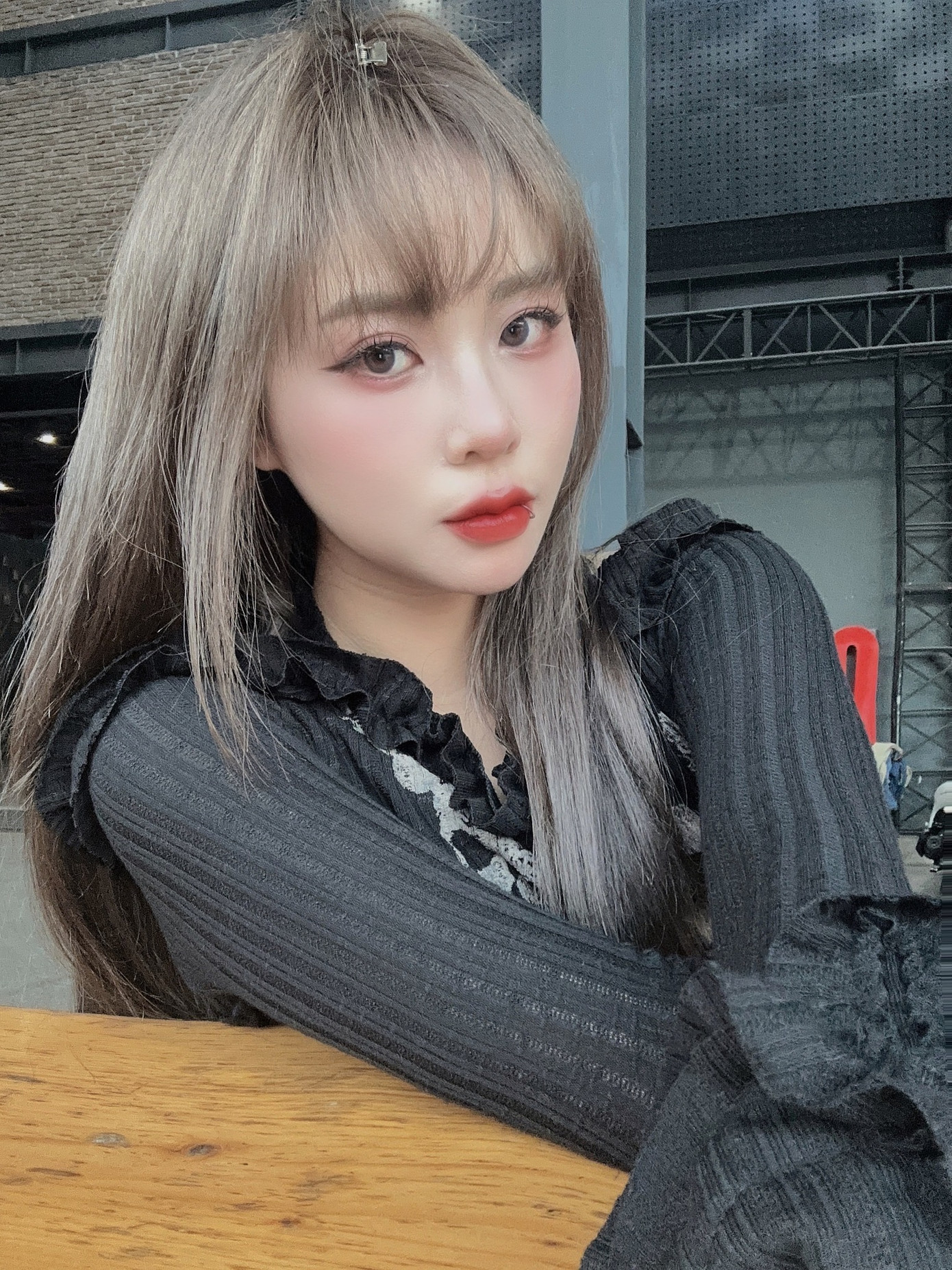 Misthy gây bất ngờ với diện mạo ngày thường &quot;dịu keo&quot; trong các mẫu đầm bèo nhún.