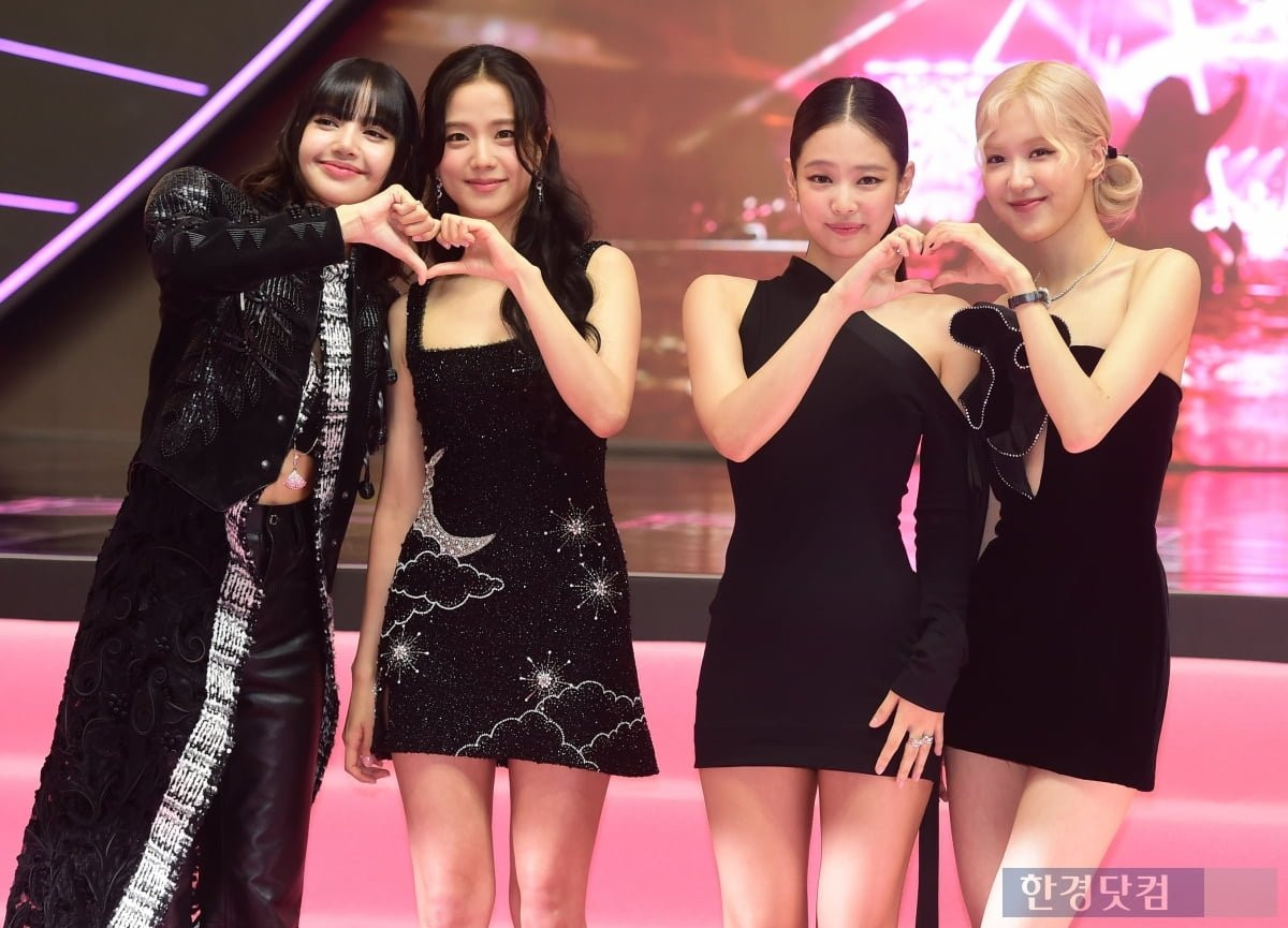 Bộ tứ đình đám diện trang phục tông màu đen, nổi bật trên thảm đỏ hồng. Kiểu teamwork 3-1 trứ danh một lần nữa xuất hiện khiến người hâm mộ thích thú.