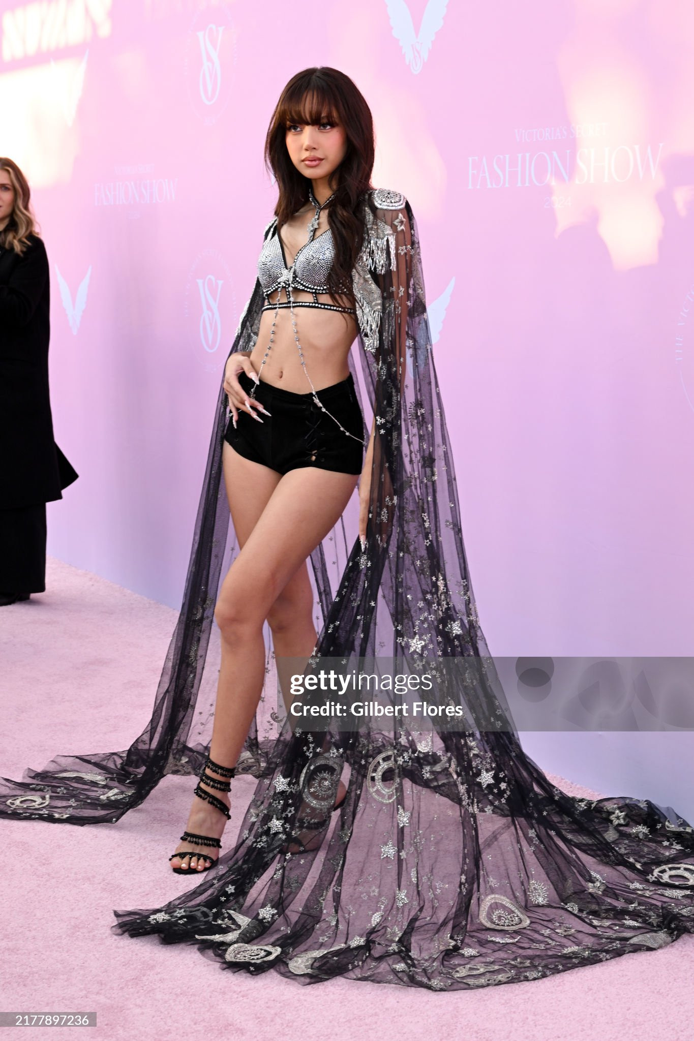 Lisa BLACKPINK mặc thiết kế của thương hiệu tại thảm hồng show Victoria’s Secret.