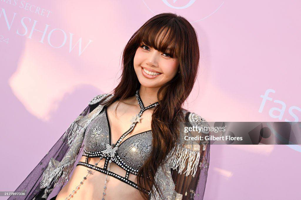 Lisa BLACKPINK lựa chọn layout makeup tông nude, kiểu tóc xoăn sóng nhẹ nhàng.