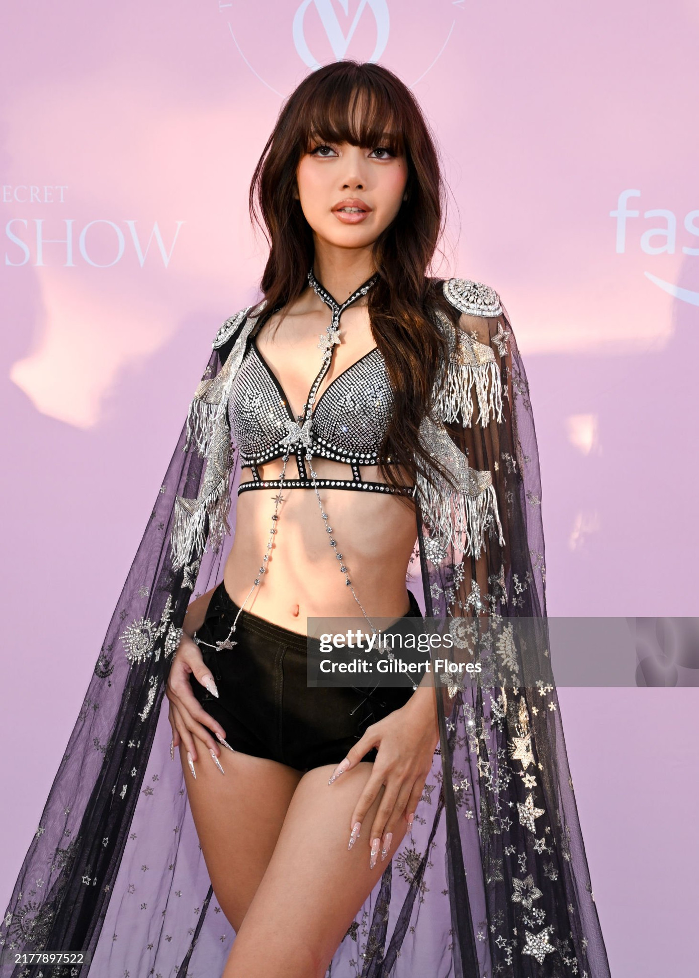 Lisa BLACKPINK mặc thiết kế của thương hiệu tại thảm hồng show Victoria’s Secret.