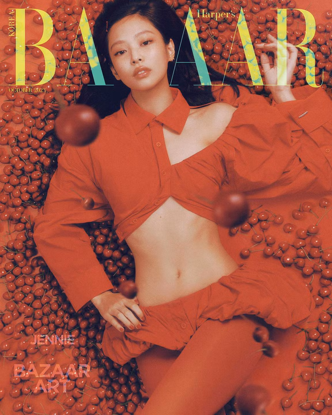 Trong nhiều buổi chụp hình quảng cáo, tạp chí, Jennie BLACKPINK nhận về "cơn mưa lời khen" nhờ vẻ cuốn hút trong các thiết kế màu đỏ.