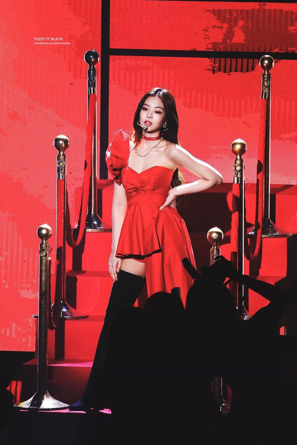 Những bộ trang phục trình diễn tông đỏ đánh dấu nhiều cột mốc quan trọng trong sự nghiệp của Jennie BLACKPINK.