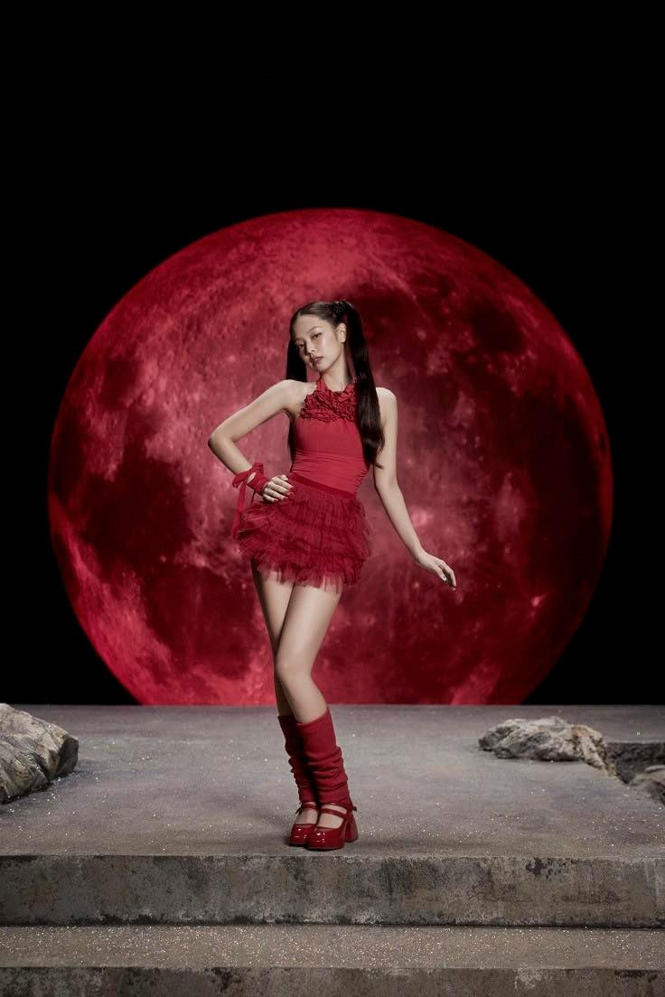 Những bộ trang phục trình diễn tông đỏ đánh dấu nhiều cột mốc quan trọng trong sự nghiệp của Jennie BLACKPINK.