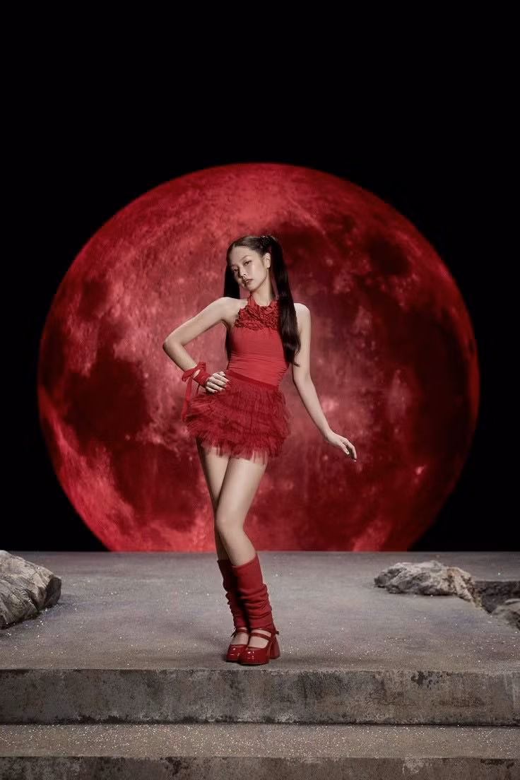 Những bộ trang phục trình diễn tông đỏ đánh dấu nhiều cột mốc quan trọng trong sự nghiệp của Jennie BLACKPINK.