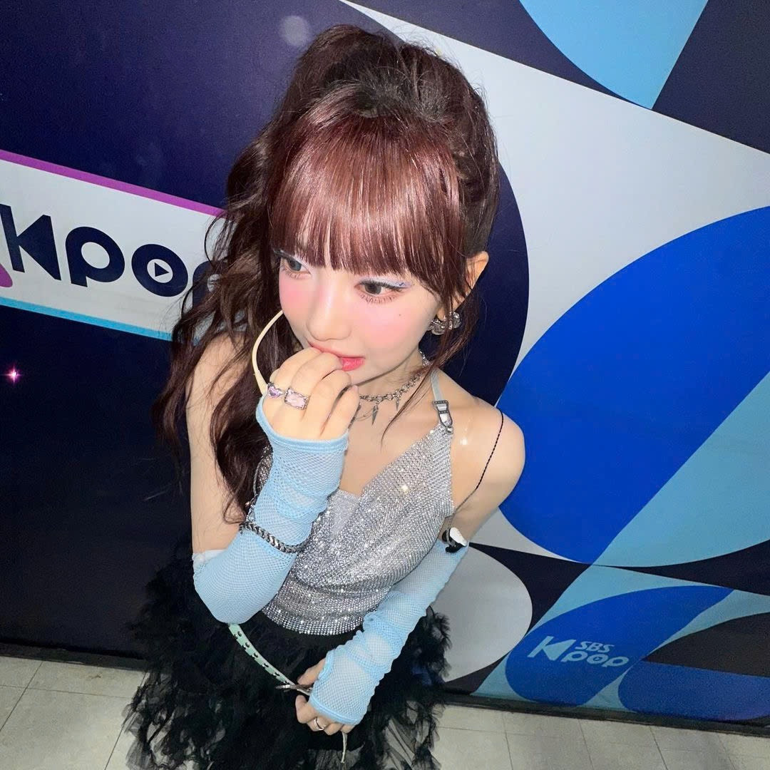 Jang Won Young IVE, Eunchae LE SSERAFIM, New Jeans... &quot;bắt trend&quot; blue-core trên các sân khấu, video ca nhạc.