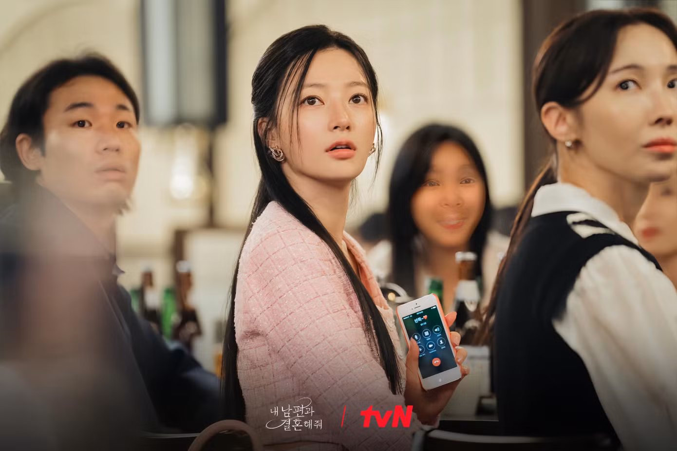 Trong phân cảnh họp lớp, cô nàng "tiểu tam" cuốn hút hơn với set váy dạ tweed.