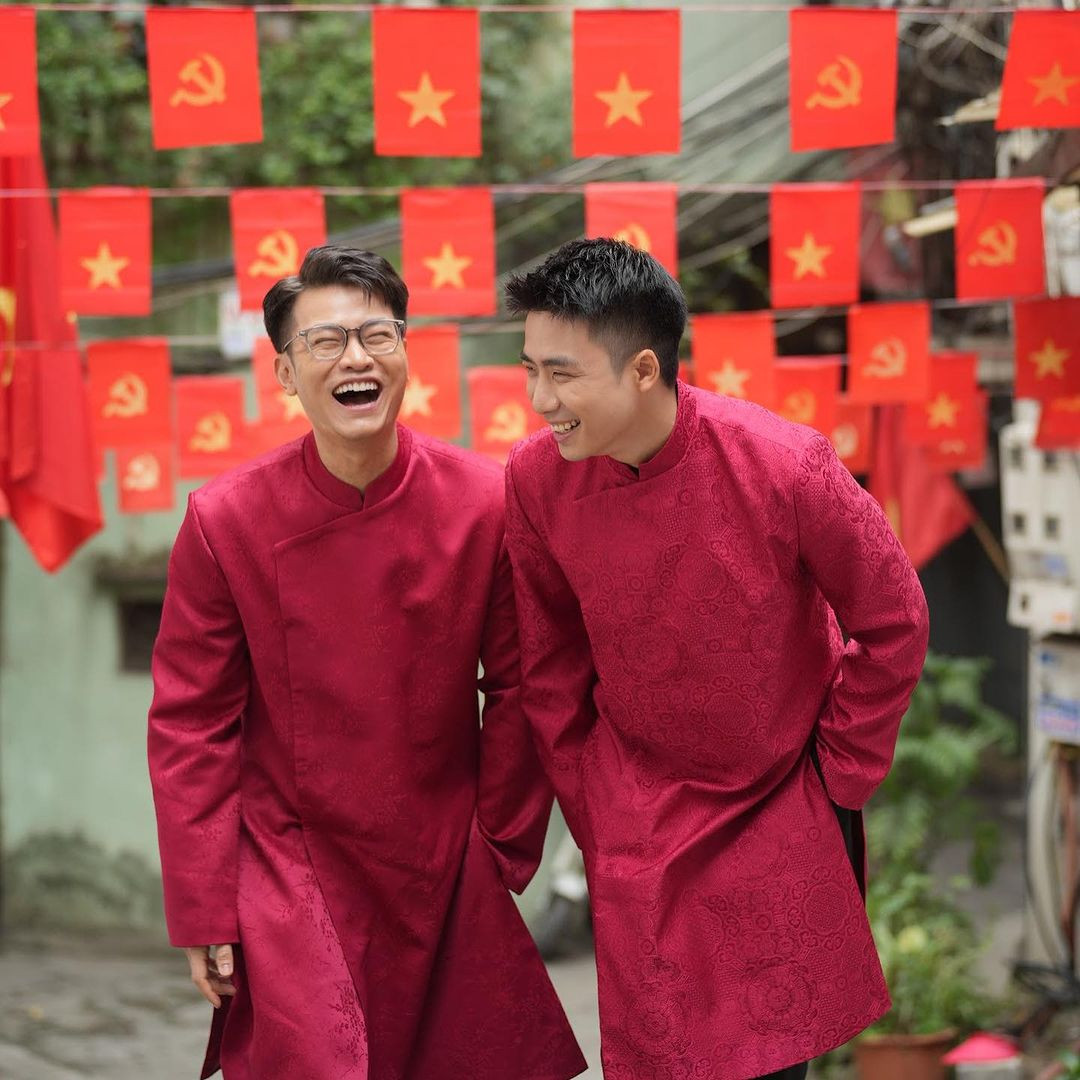 Bộ hình Tết &quot;gây bão&quot; MXH của chú Ninh - anh Âm. Cặp đôi khéo léo lựa chọn áo dài cùng tông màu, tạo điểm nhấn với họa tiết khác nhau.