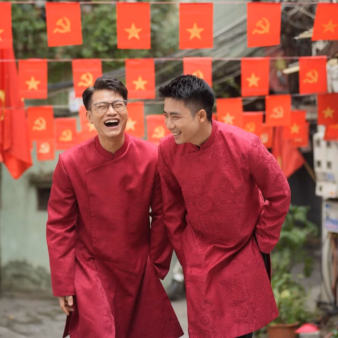 Bộ hình Tết "gây bão" MXH của chú Ninh - anh Âm. Cặp đôi khéo léo lựa chọn áo dài cùng tông màu, tạo điểm nhấn với họa tiết khác nhau.