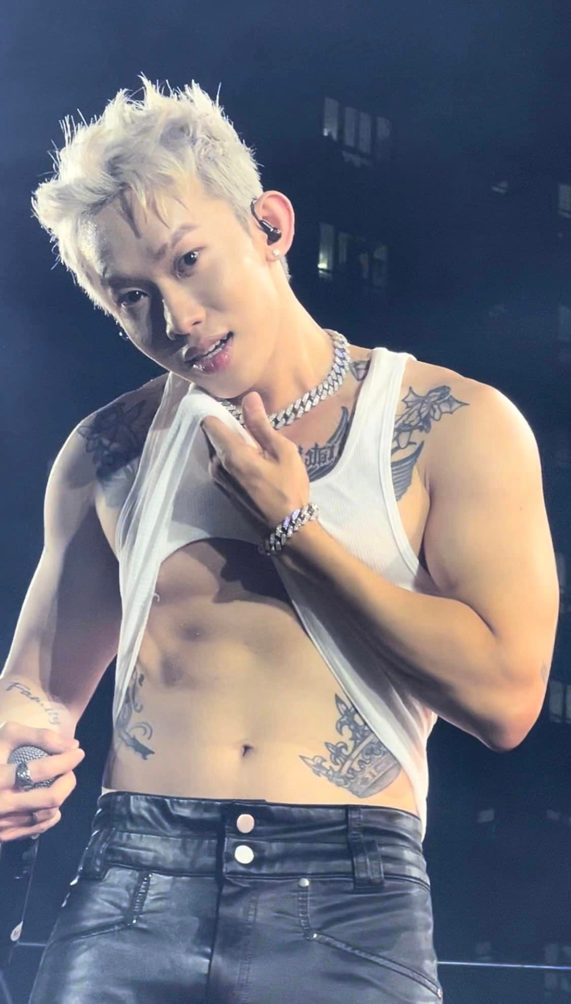 Chủ nhân hit Ý Em Sao sở hữu hình thể sáu múi săn chắc, chuộng các thiết kế áo ba lỗ, áo lưới khoe thân hình chuẩn. Chủ nhân hit Ý Em Sao sở hữu hình thể sáu múi săn chắc, chuộng các thiết kế áo ba lỗ, áo lưới khoe thân hình chuẩn.