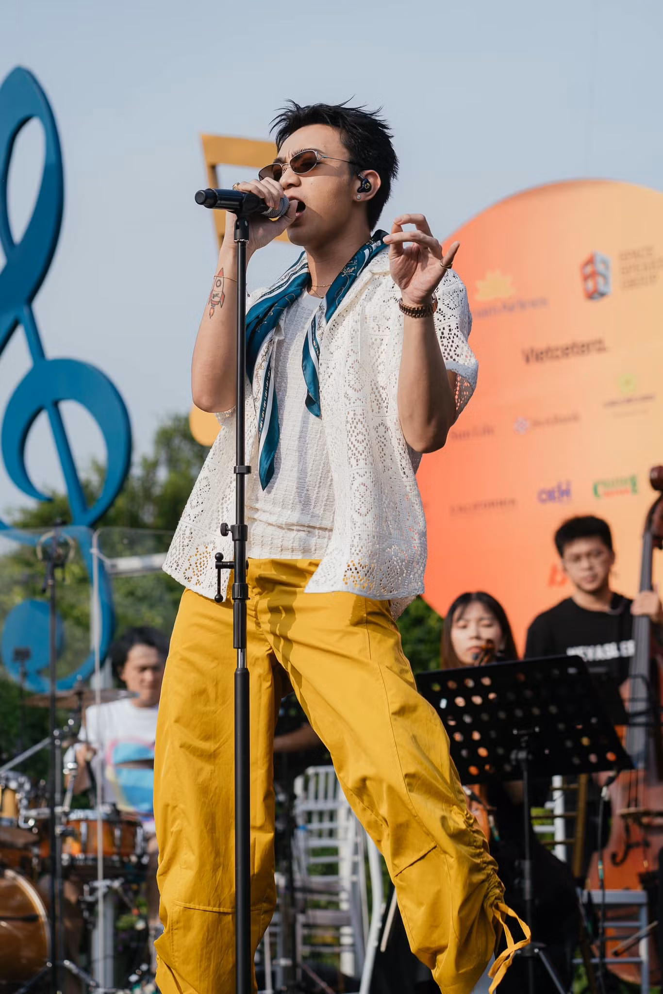 Giọng ca The Playah "hút fan" nhờ phong cách trình diễn đầy sức hút, xuất hiện trên sân khấu với phong thái tự tin, trang phục biểu diễn thời thượng. Giọng ca The Playah "hút fan" nhờ phong cách trình diễn đầy sức hút, xuất hiện trên sân khấu với phong thái tự tin, trang phục biểu diễn thời thượng.