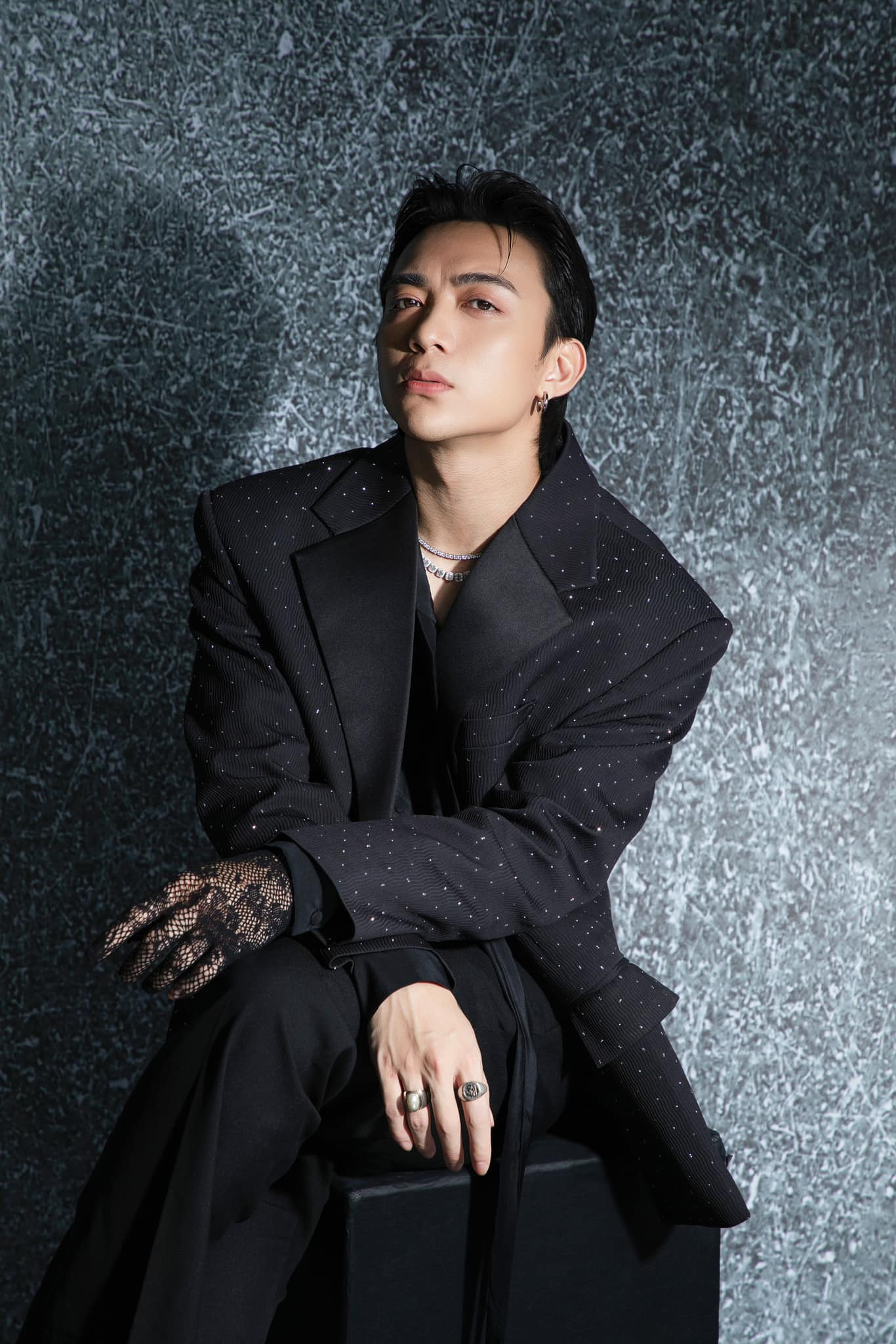 "Anh tài" Soobin Hoàng Sơn chọn phong cách trang phục lịch lãm trong tập 1. "Anh tài" Soobin Hoàng Sơn chọn phong cách trang phục lịch lãm trong tập 1.