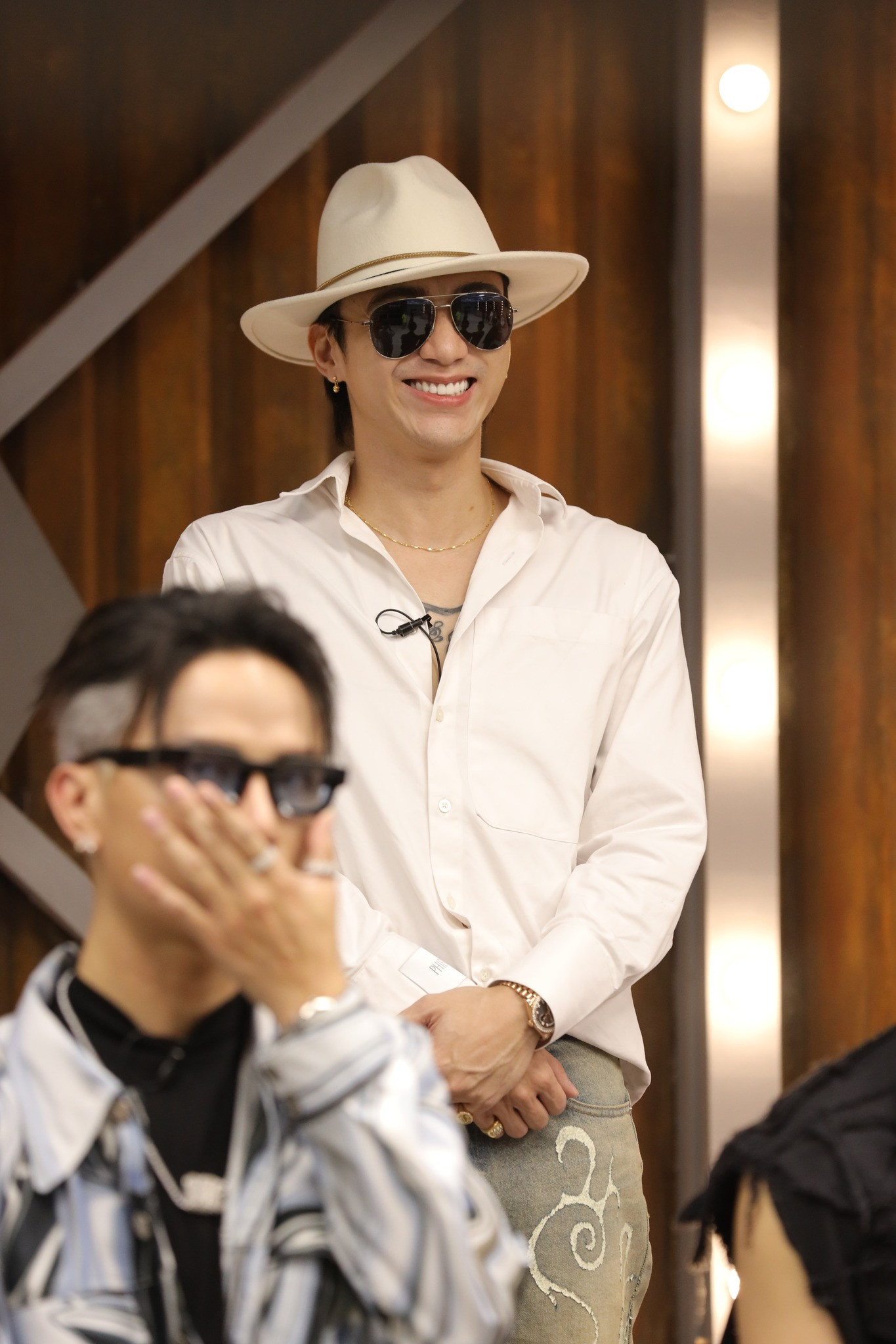 "Anh tài" Soobin Hoàng Sơn chọn phong cách trang phục lịch lãm trong tập 1. "Anh tài" Soobin Hoàng Sơn chọn phong cách trang phục lịch lãm trong tập 1.