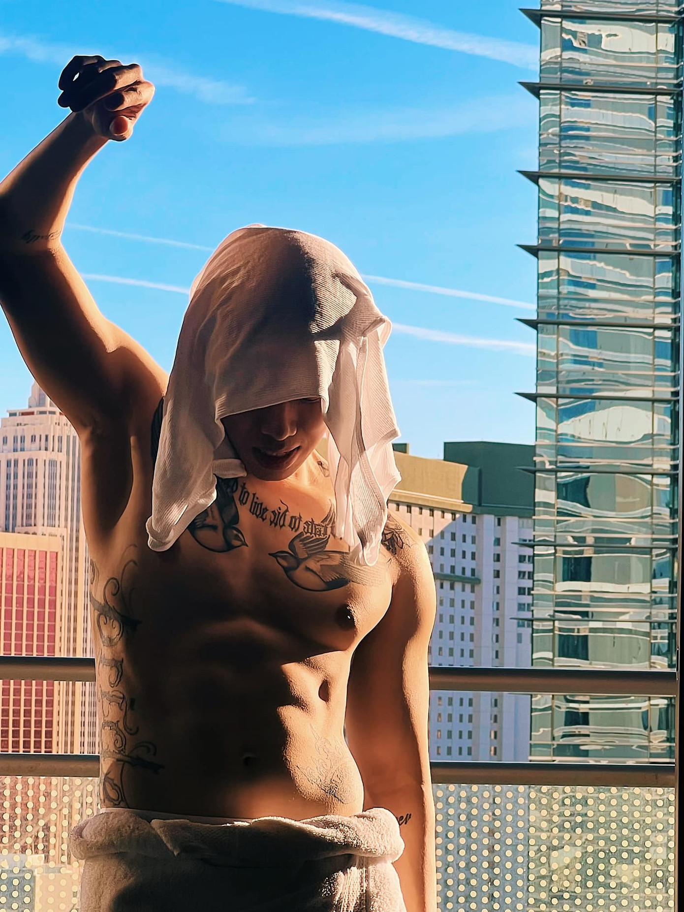 Chủ nhân hit Ý Em Sao sở hữu hình thể sáu múi săn chắc, chuộng các thiết kế áo ba lỗ, áo lưới khoe thân hình chuẩn. Chủ nhân hit Ý Em Sao sở hữu hình thể sáu múi săn chắc, chuộng các thiết kế áo ba lỗ, áo lưới khoe thân hình chuẩn.