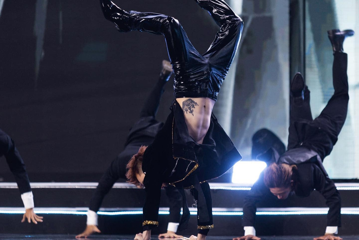 Chủ nhân hit Ý Em Sao sở hữu hình thể sáu múi săn chắc, chuộng các thiết kế áo ba lỗ, áo lưới khoe thân hình chuẩn. Chủ nhân hit Ý Em Sao sở hữu hình thể sáu múi săn chắc, chuộng các thiết kế áo ba lỗ, áo lưới khoe thân hình chuẩn.