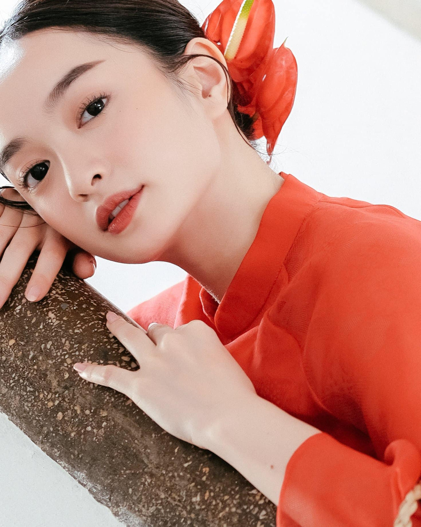 Trong khi Á hậu Thảo Nhi Lê khoe nhan sắc mặn mà cùng nơ và móng tay cùng tông đỏ, Kaity Nguyễn đằm thắm với hoa hồng môn. Trong khi Á hậu Thảo Nhi Lê khoe nhan sắc mặn mà cùng nơ và móng tay cùng tông đỏ, Kaity Nguyễn đằm thắm với hoa hồng môn.