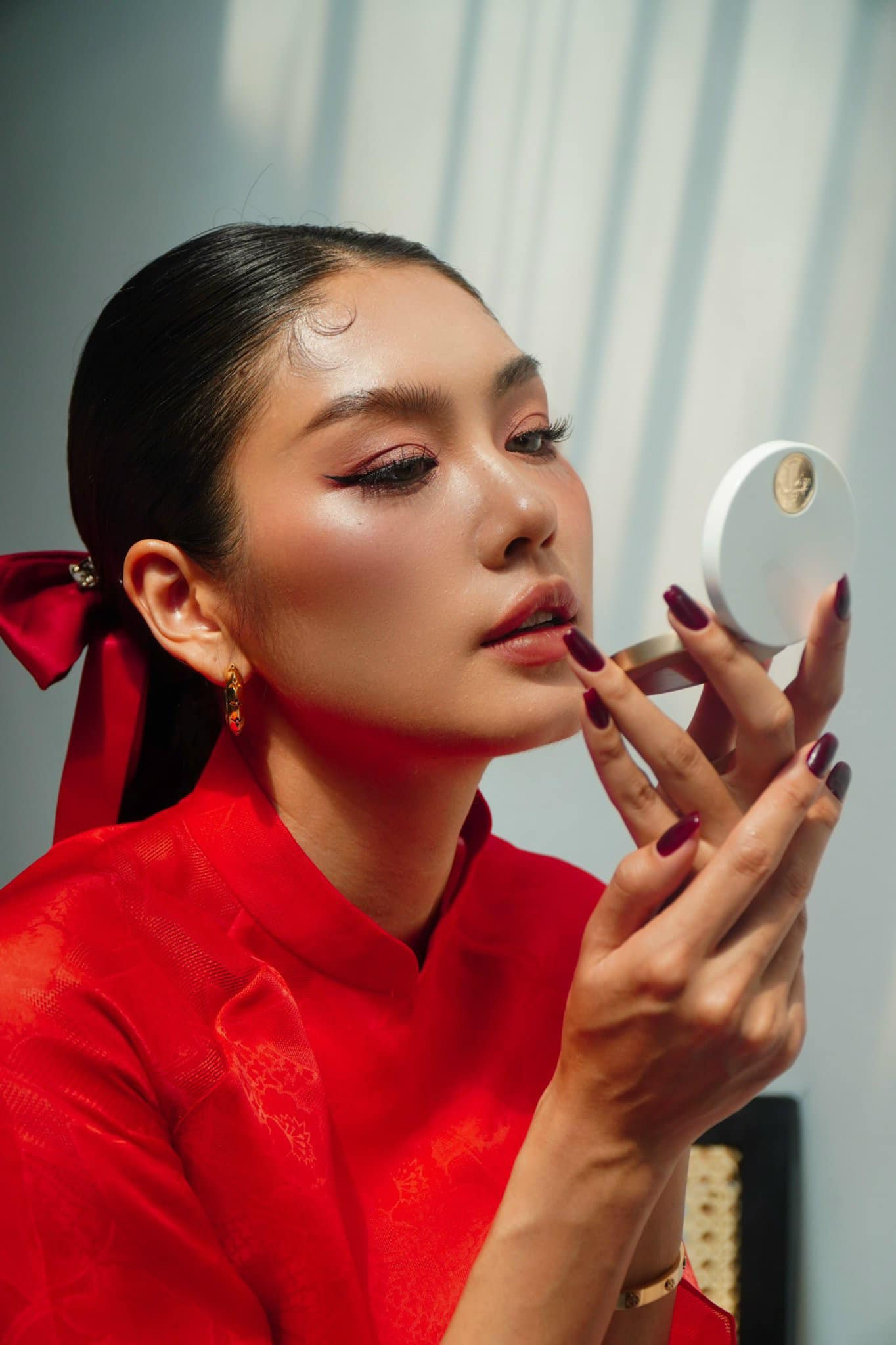 Trong khi Á hậu Thảo Nhi Lê khoe nhan sắc mặn mà cùng nơ và móng tay cùng tông đỏ, Kaity Nguyễn đằm thắm với hoa hồng môn. Trong khi Á hậu Thảo Nhi Lê khoe nhan sắc mặn mà cùng nơ và móng tay cùng tông đỏ, Kaity Nguyễn đằm thắm với hoa hồng môn.