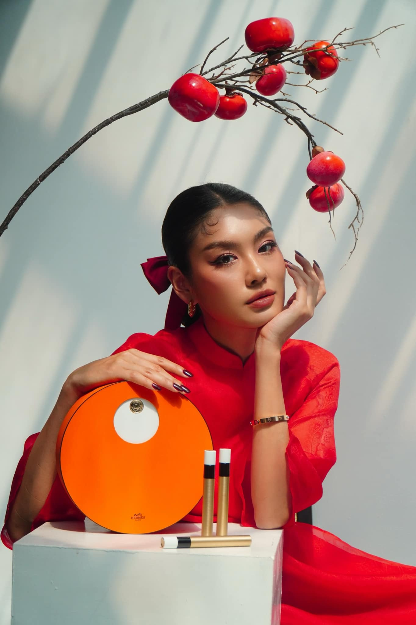 Trong khi Á hậu Thảo Nhi Lê khoe nhan sắc mặn mà cùng nơ và móng tay cùng tông đỏ, Kaity Nguyễn đằm thắm với hoa hồng môn. Trong khi Á hậu Thảo Nhi Lê khoe nhan sắc mặn mà cùng nơ và móng tay cùng tông đỏ, Kaity Nguyễn đằm thắm với hoa hồng môn.