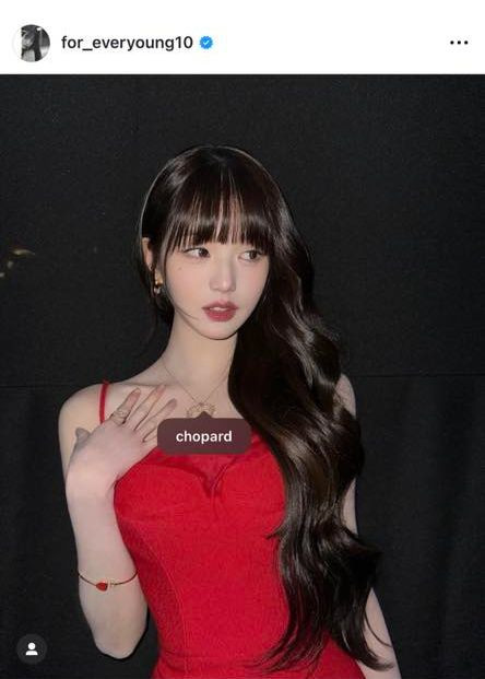 Dịp cuối năm 2023, Jang Won Young lăng xê trang sức bạc sợi mảnh của Chopard khi đảm nhận vai trò MC tại các sự kiện âm nhạc, lễ trao giải.
