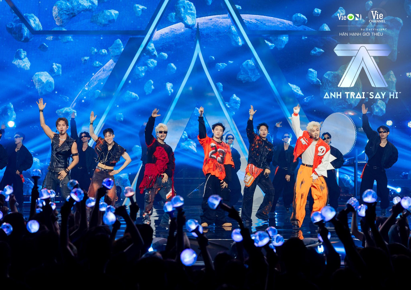 Đảm nhận vị trí đội trưởng trong Live stage 1, Song Luân giúp team có chiến thắng đầu tay với sân khấu No Far No Star.