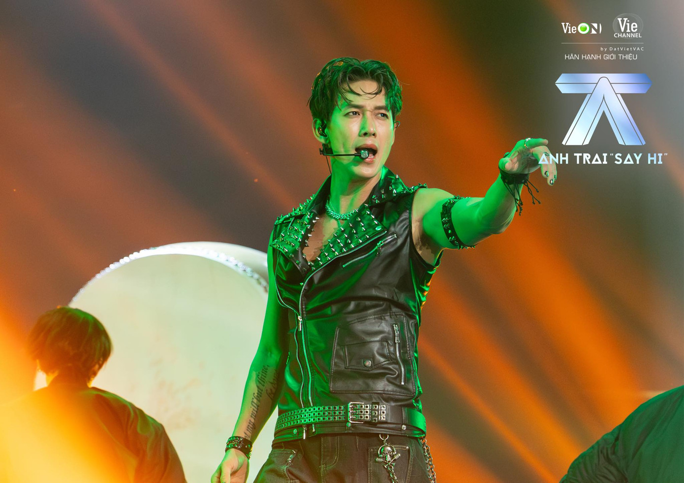 Đảm nhận vị trí đội trưởng trong Live stage 1, Song Luân giúp team có chiến thắng đầu tay với sân khấu No Far No Star.