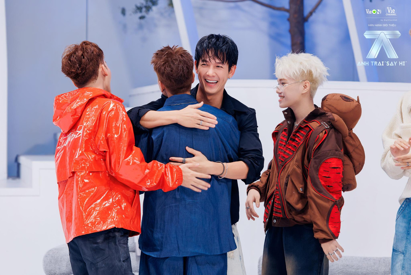 Đảm nhận vị trí đội trưởng trong Live stage 1, Song Luân giúp team có chiến thắng đầu tay với sân khấu No Far No Star.