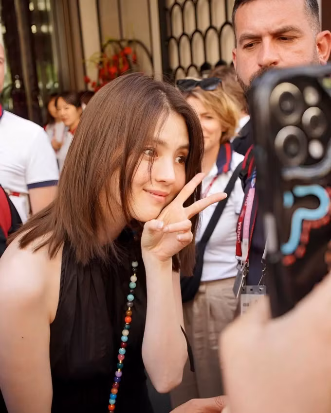 Qua ống kính cam thường, nữ diễn viên 9X được nhận xét có nhan sắc thăng hạng nhờ thay đổi kiểu tóc.